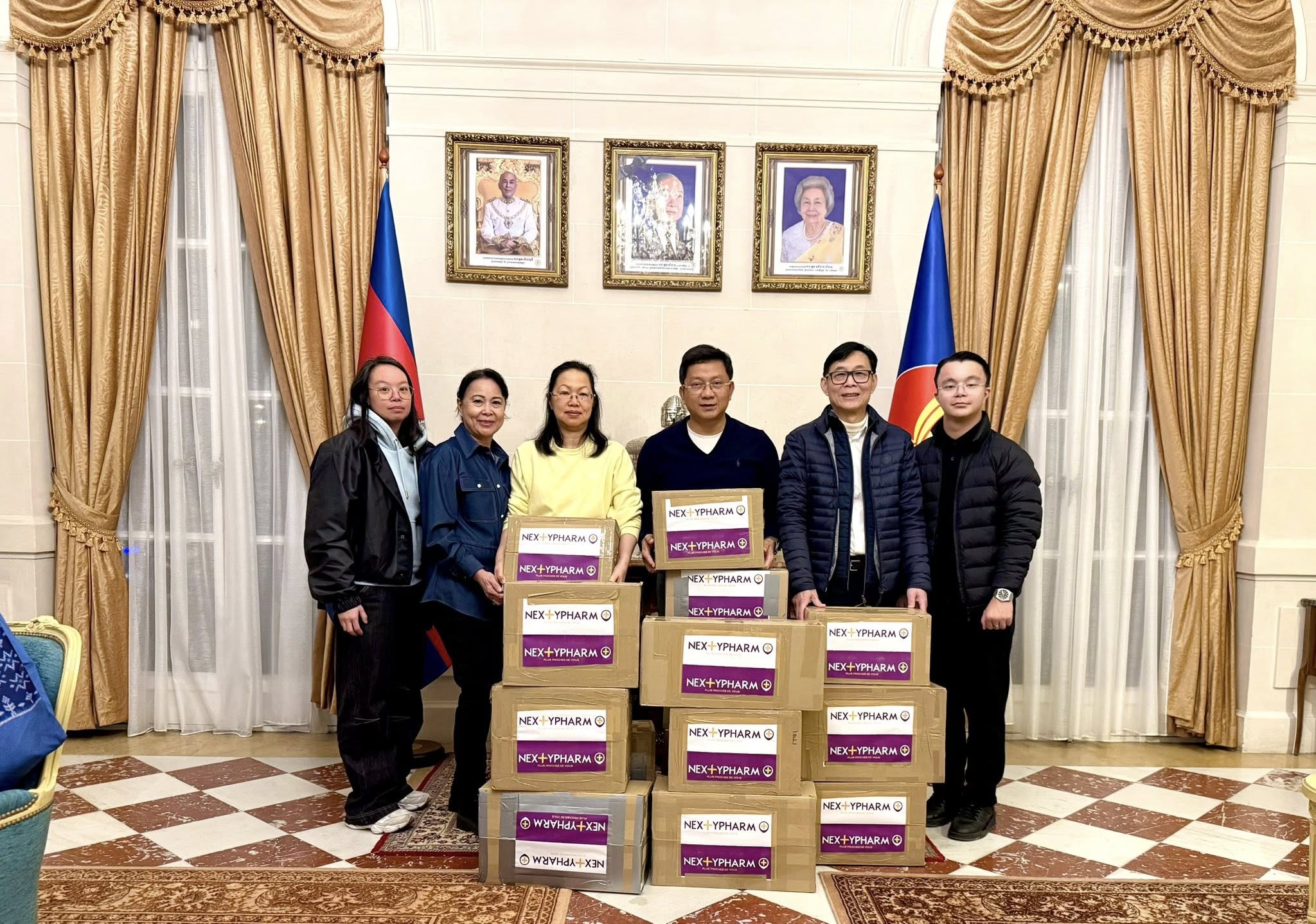 Un bel elan de solidarite du groupement NEXTYPHARM envers le Cambodge photos de groupe